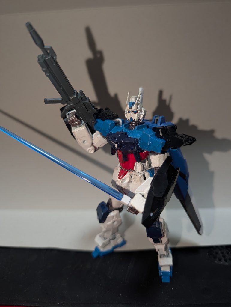 ここからはオマケで、前の試作機の指揮官用カスタムを。一部アーマーの換装やシールドの追加、背部のブースターの強化が図られています。エアリアルの強化版？のブースターの一部ですね。