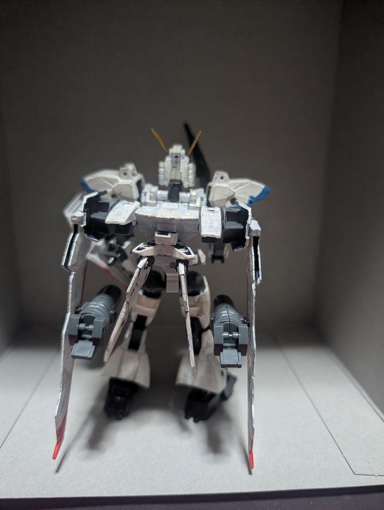 背面。メイン翼だけでなく、下にも小ぶりな翼があり、四枚翼だったフォルムを再現。