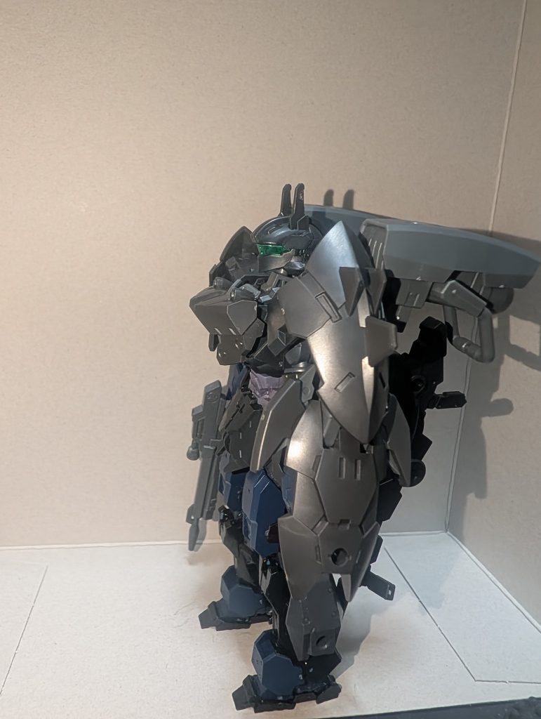 側面。装備が増えて、かなりフォルム…というか分厚さが増してます。