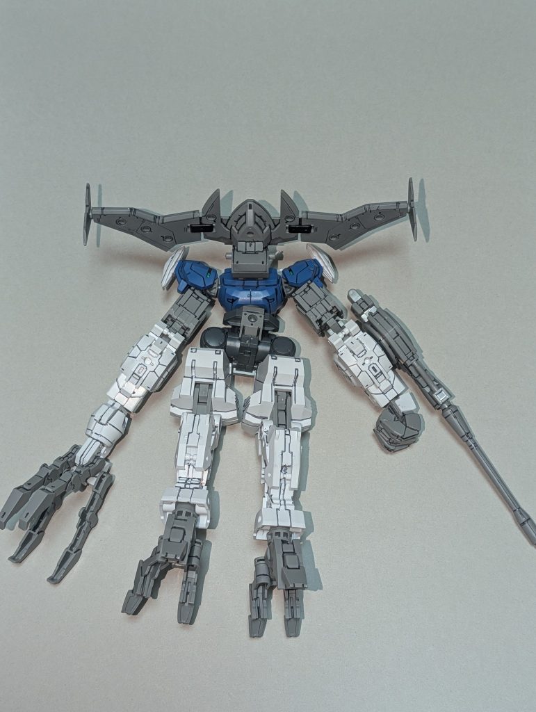 背面。やはり、クローアームが長くて、異形感が。