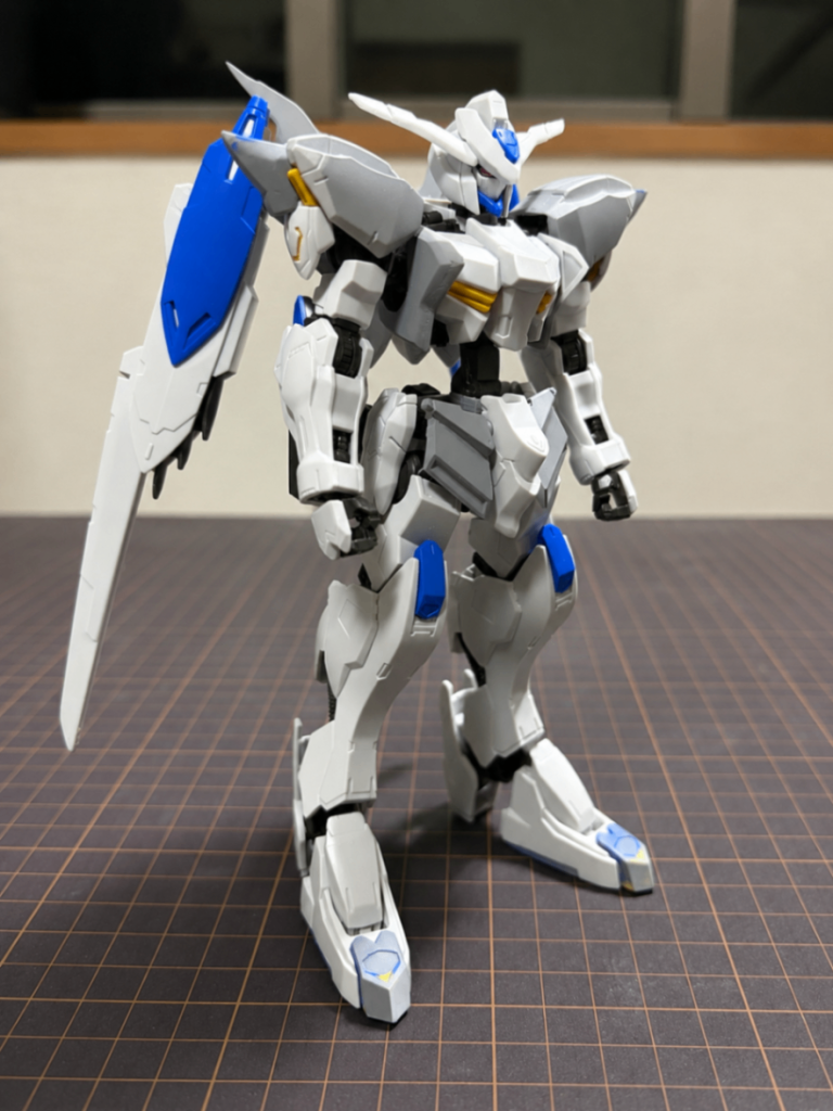 肩位置を下げ、肩周りのパーツの幅増しを行いました。フロントアーマーも延長してバランスを取っています。