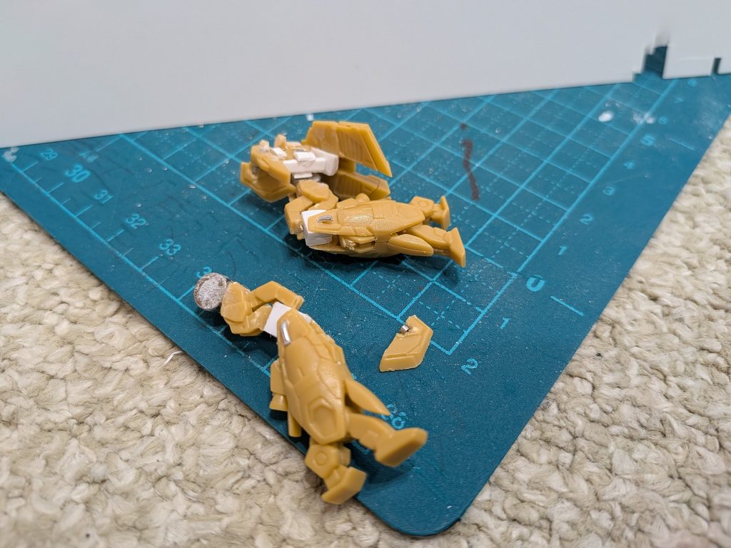 足・腕の関節などは、プラ板とアルミ線（1mm）を使用しています。どちらも100均で購入しました。足と股関節の接続は1.5mmと6mmのネオジム磁石を使用しています。フロントアーマーは、内側を削ってネオジム磁石を。バランスが終わってますね。サイドアーマーは、足に接着。リアはキットのまま使用。