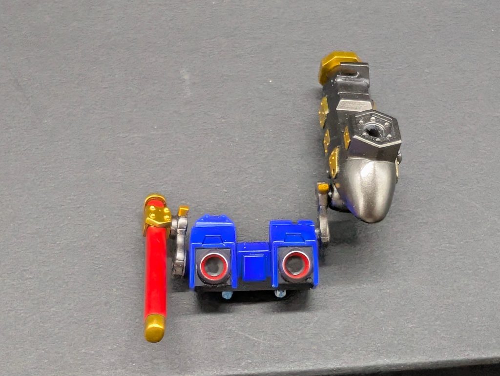 刀の鞘と大筒接続のアーム部分。これによって抜刀ポーズを取れるようになり、大筒もいい位置に収まるようになりました