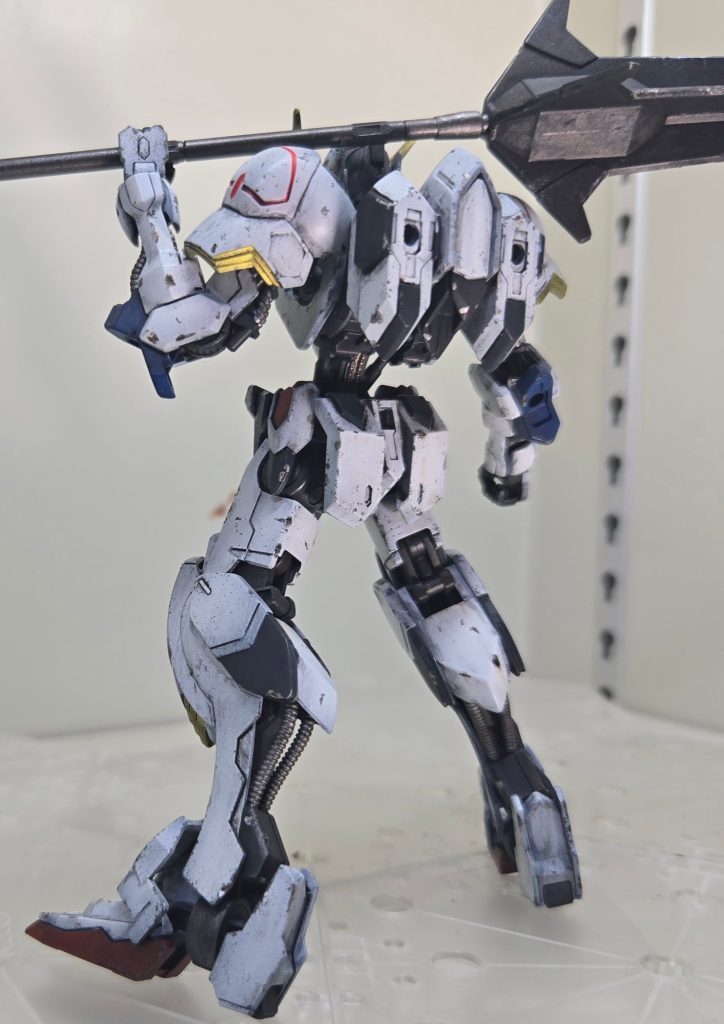 作業行程は、黒サフ→通常全塗装→リューター傷付け→スポンジチッピング→ウェザリングマーカー(茶)→ウェザリングカラーのフィルタリング(グレイ)→艶消しコート
