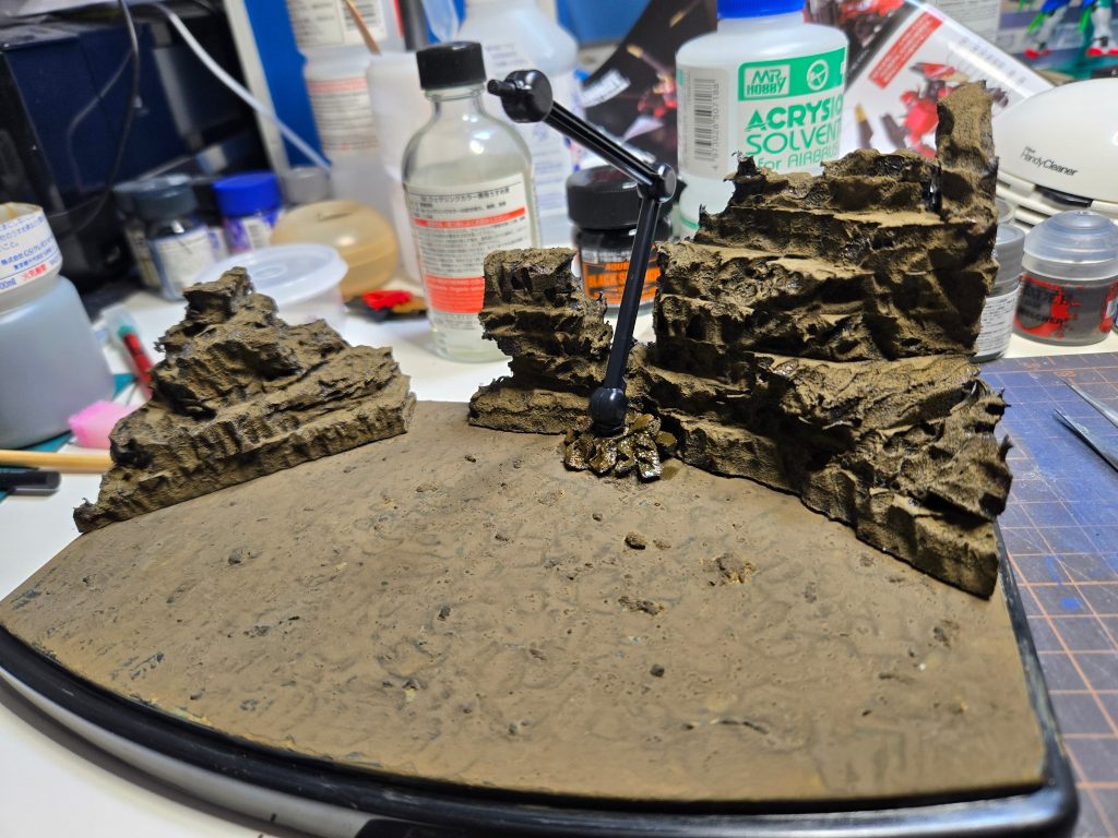 せっかくバルバトスを汚したので、それに合いそうなベース(ジオラマ)も作ってみたくて、こちらも完全初挑戦。