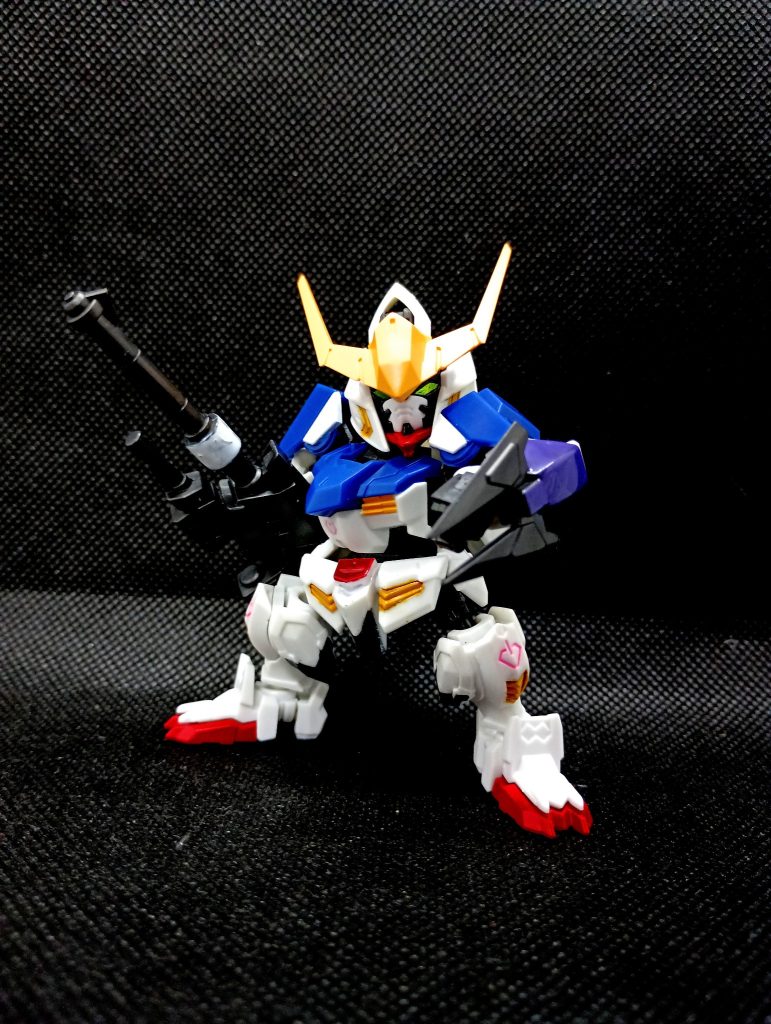 ミスターカラーとガンダムマーカーを使って塗装していますカメラアイも塗ったのですが、上手くいかなくて塗装の上からシールを貼ってます