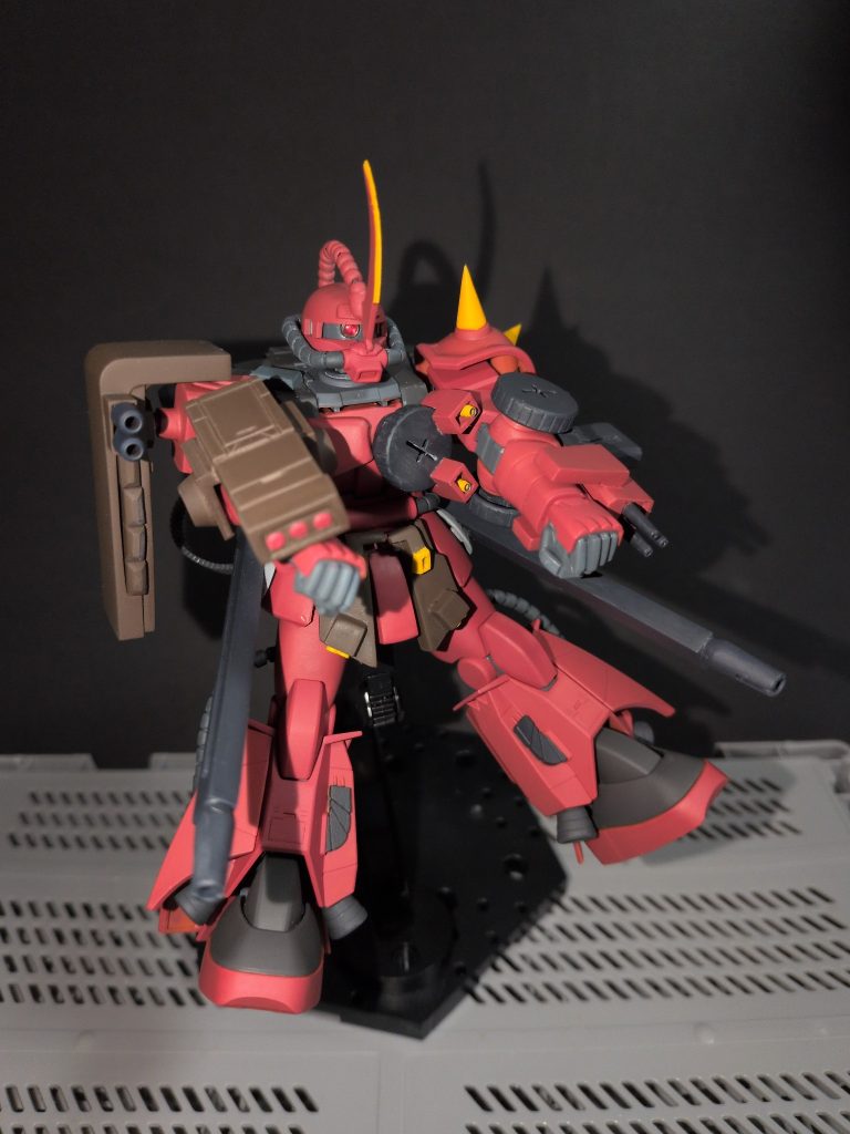 サムネイルの射撃姿勢。腰のビッグガンはネオジム磁石接続ですが、二点固定なので射撃位置で固定が出来ます。ネオジム磁石は便利ですが、長物の根元を一点固定だと、回転してしまうので固定したい角度でもう一組ネオジム磁石を入れています。また、キットの赤は黄色味が強く、イメージと違ったので、すべて塗り直しました。左肩のスパイクもランナーで伸ばして、とがらせています。