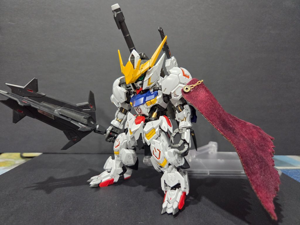 そして最新のmetalbuildのバルバトスを見てから作りたかったマントの装着、装着といっても試行錯誤の末に結局両面テープになりました、、、