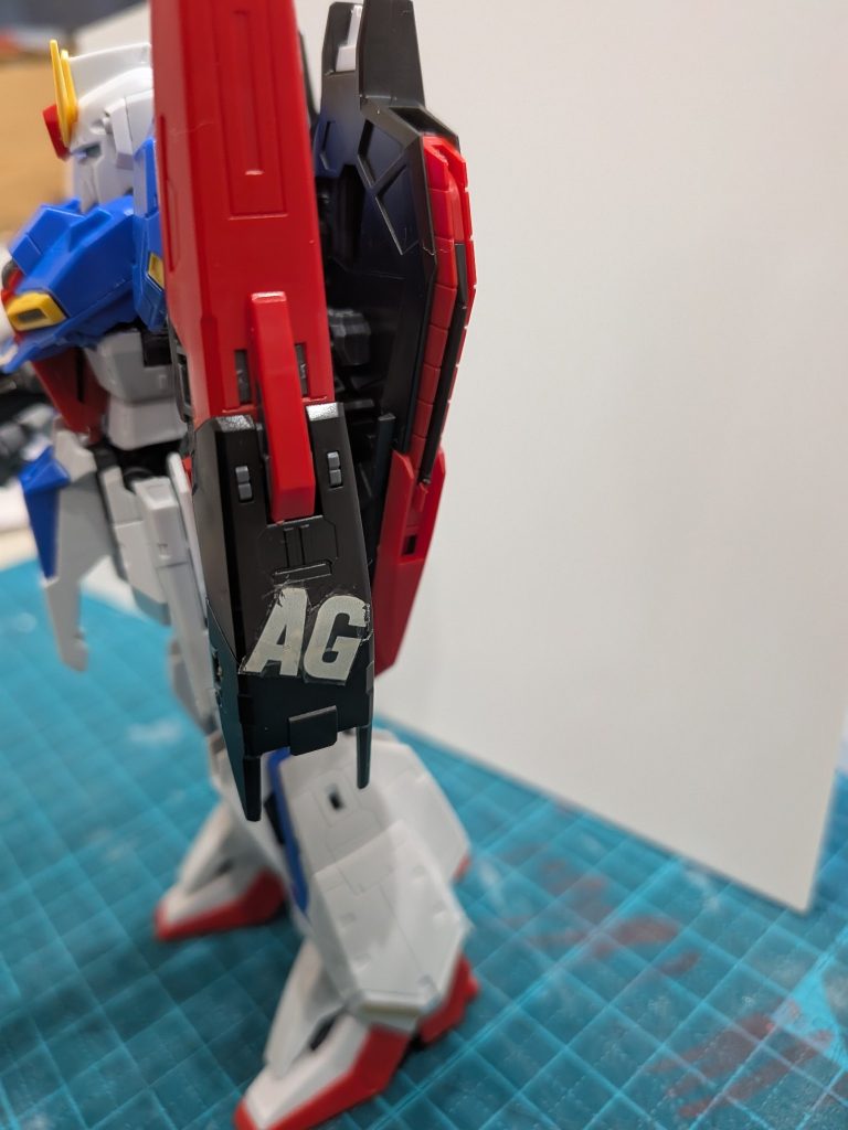 　シールドのAGの文字は、弟にもらった旧キットゼータプラスのシールを貼ったものです。