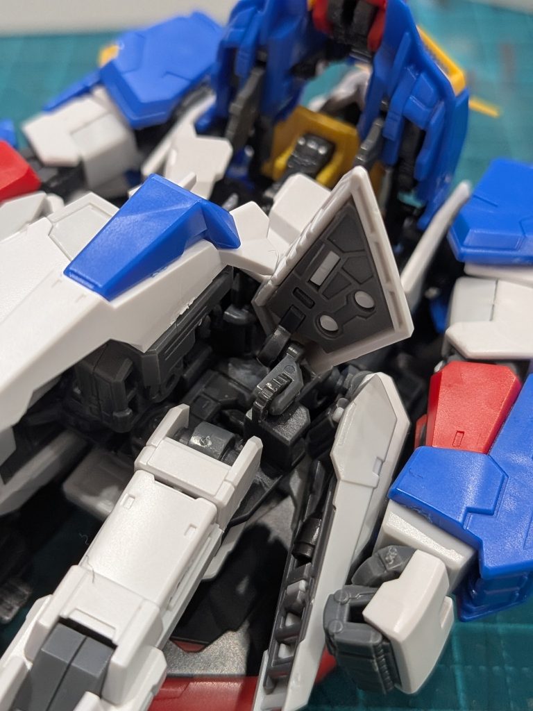 　フロントアーマーは、足に接続されていますが、HG並みに可動するのでポージングがしやすいです。　しかし、力を入れすぎると破損しやすいので僕はタミヤさんのグリス（ミニ四駆に付属している水色のもの。）を塗って簡単に動かせるようにしています。その他、腕や股関節、シールドの可動部などにも塗っています。