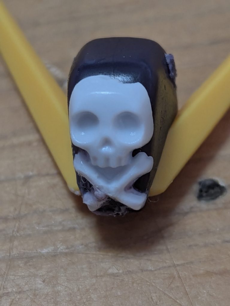 作品名：やらかした<p>ドクロレリーフの下のやつがポッキリ逝きました(zaku-kao9) これ塗装面倒いな エナメル使うか…</p>
