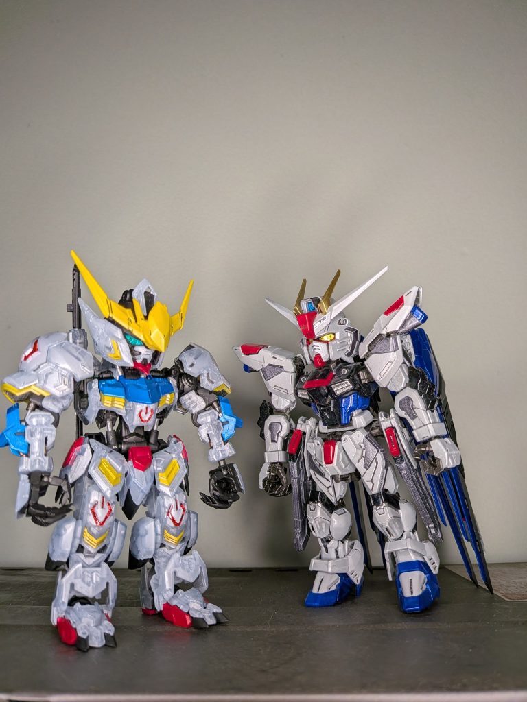 MGSD出た当初に作ったフリーダムと・・・SEED見た事ないから、フリーダムの良さを知りませんが。バルバトスやエアリアルみたいなガッシリした体格の方がカッコ良いような・・・(個人的な感想です)