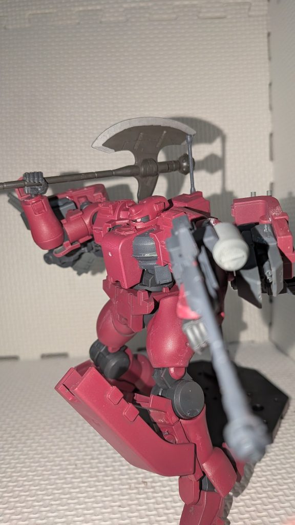肩部シールド裏にはアレックスと同型のガトリングを装備。