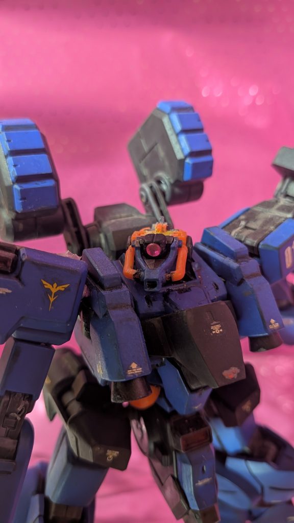 改造点&nbsp;今回はカラーリングをレズン・シュナイダー機に合わせて青系で塗装。そしてモノアイはお馴染みの100均のデコシール。市販のビルダーズパーツやHアイズよりも安くて手軽でオススメです！！