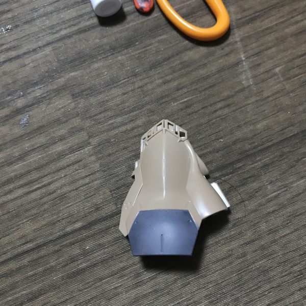 本体の説明内部フレームはグレーで塗装、雑に塗ってしまったせいでざらつき、鋳造表現の様になってしまった。胴体部の説明部分塗装した箇所は頭部のパイプにある黄色の部分胸部はコックピット付近のパネルを部分塗装脚部はRG味を意識してグレーで装甲を塗り分け（3枚目）