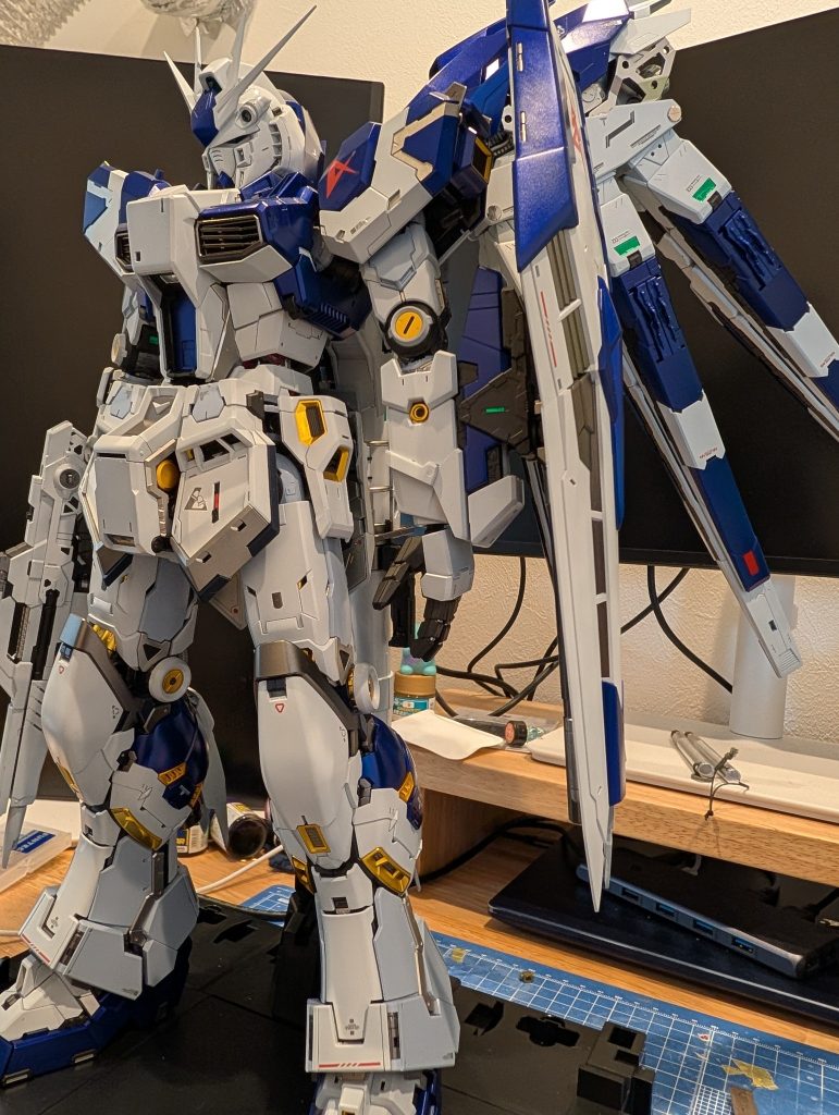 フレーム頑張って塗装したんですが、ほとんど見えないんですよね。。。カラーリングはRGっぽく青にしてみました。