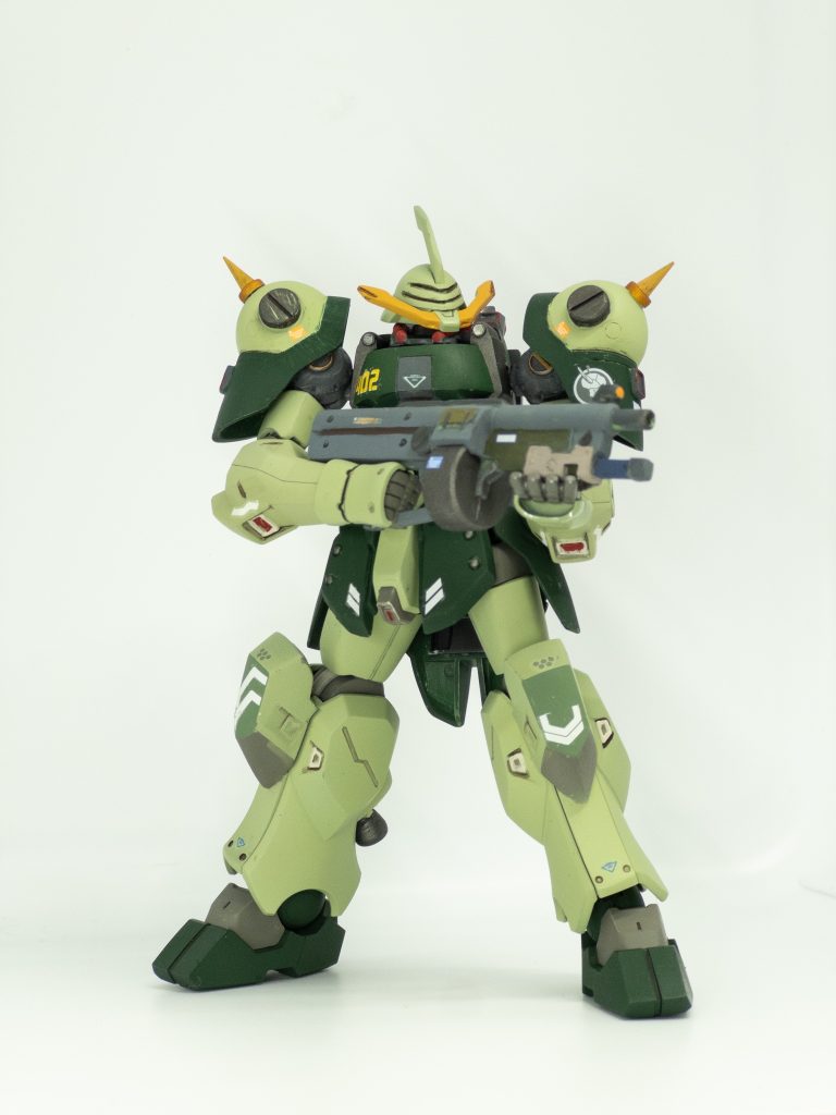 武器もLMからです1パーツ成形だけどペラペラさはなくしっかり存在感がありますが押し出しピンの跡だらけだったのでそこは埋めて銃口は開口しました。かっこいいデザインのマシンガンだと思います。