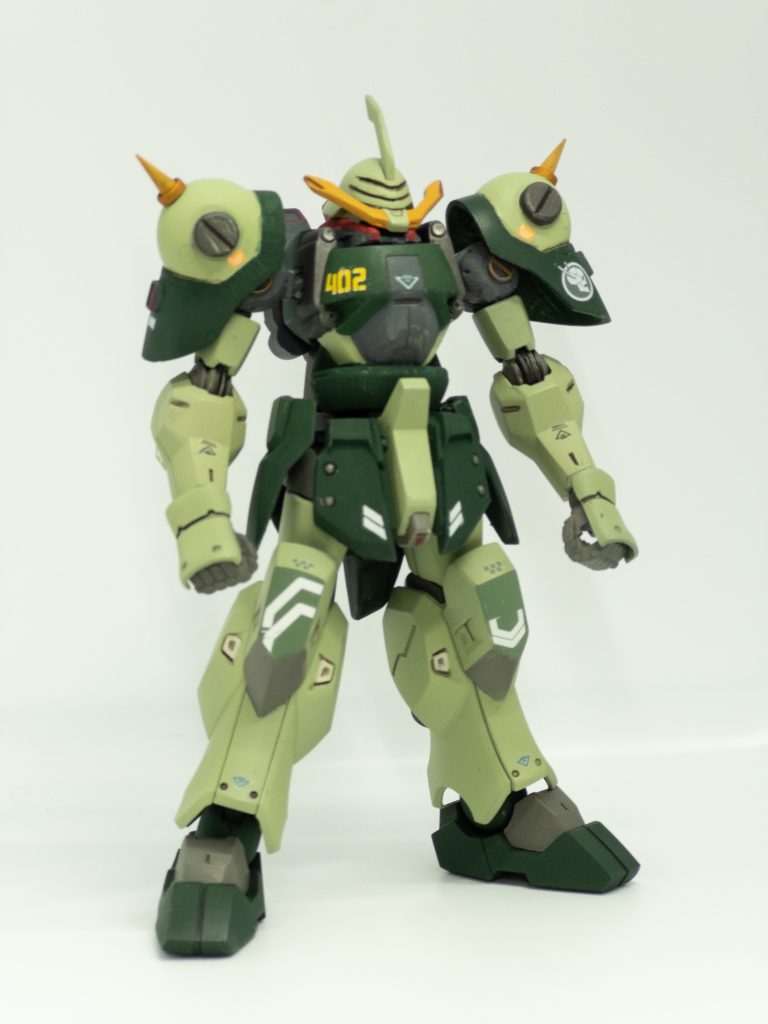 頭部、胴体前面、前スカート、肩アーマー、バックパックをLMジェニスから移植しました。LMなのでパーツは樹脂の塊で切り出すのがなかなか大変でした。やたら硬いし粘りあるしであの素材なんなの…。