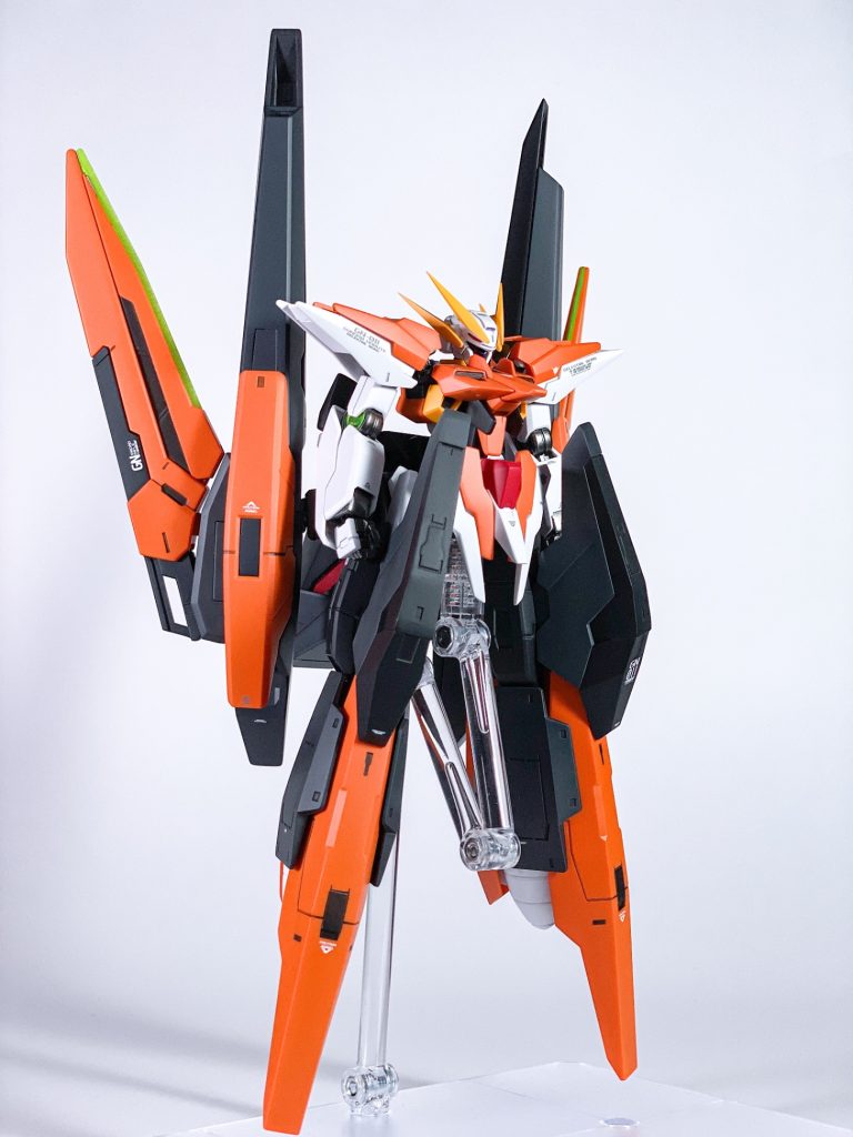 ＧＮキャノンと脚部ブースターがデカいパーツで構成されてて大迫力ですね。このシルエットがたまりません。特につま先というか足先が好きです。