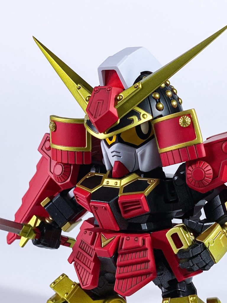 改めて武者。兜の鉢部分はガイアEXブラックです。白はガイアピュアホワイト＋ガイアマイザーパープルとグレーを混ぜたものです。&nbsp;