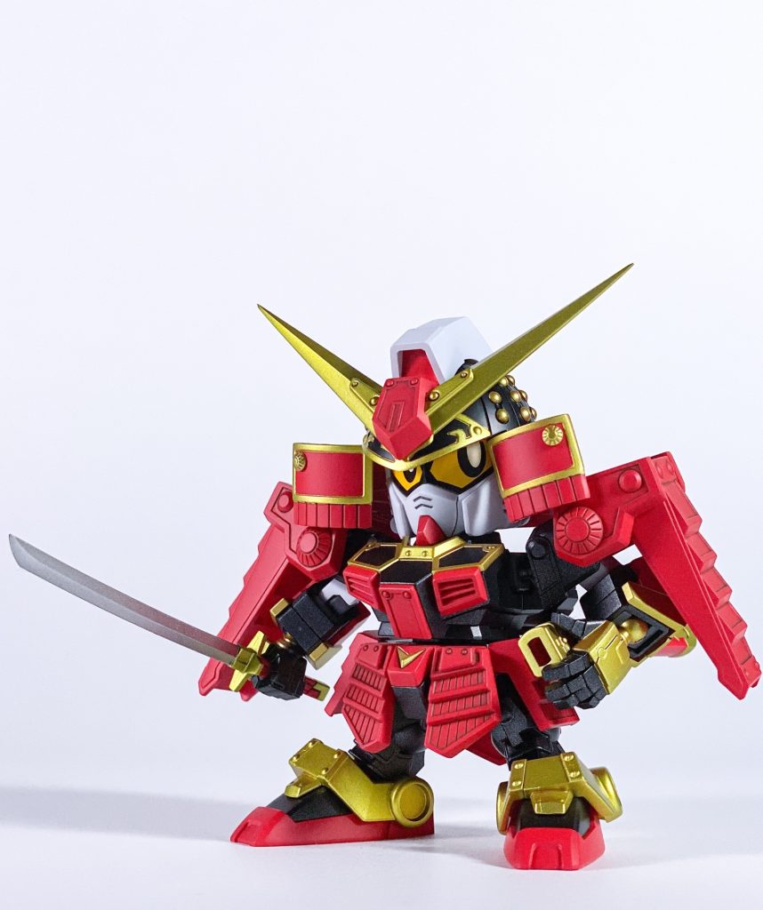 武久丸を抜刀して。赤はピンク下地にクレオスシャインレッド＋キアライエロー少量。本体の黒部分は、黒下地にクレオス&nbsp;GXメタルブラック。金は赤下地にクレオスGXメタルイエローを吹きました。