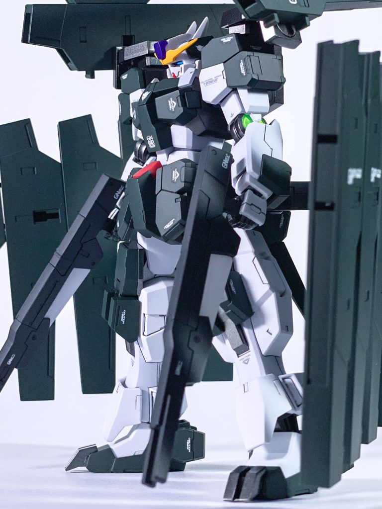 アンテナのシャープ化と前腕と脚部の合わせ目を消し、モールド掘り直しを行いました。&nbsp;