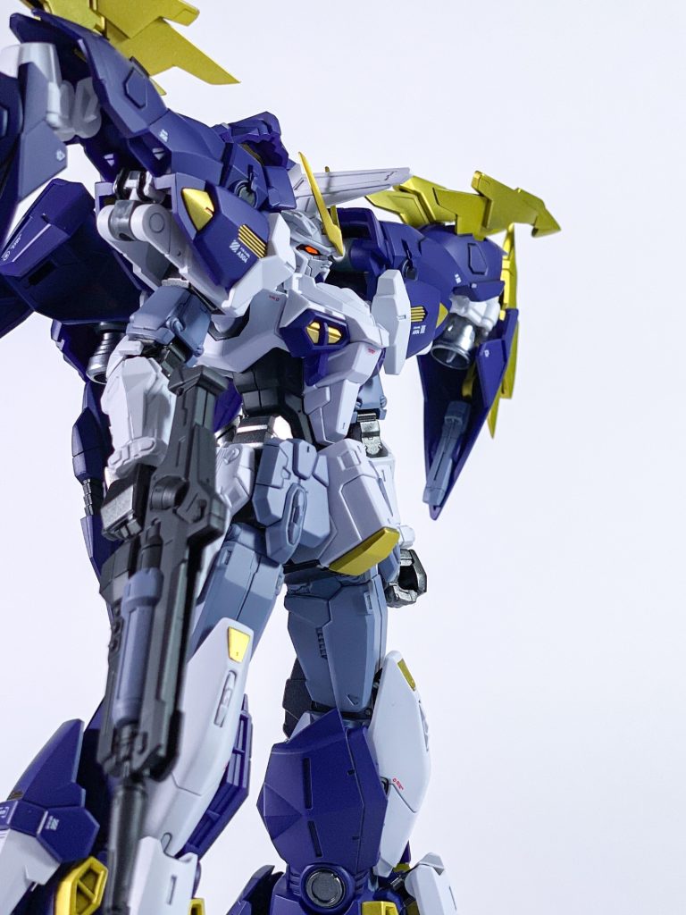 ガンダムの形態が高機動モードということですね。この両肩の張り出したデザインと頭部の独特なデザインがたまんないです。