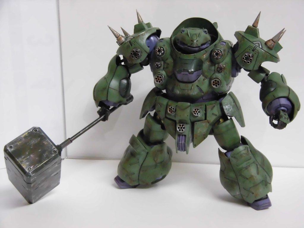 基本素組みで未塗装ですつや消し吹いてウェザリングだけしました後体中にガトリングパーツをつけました