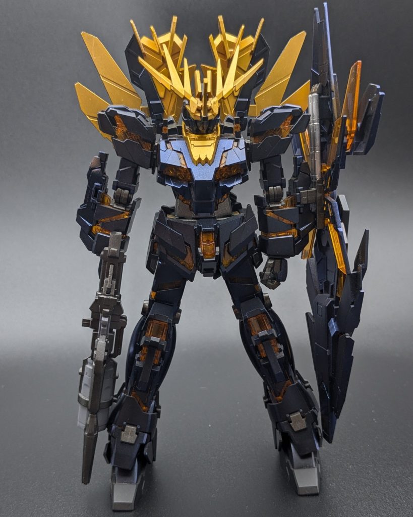 全身正面。左手にビームガトリングガン、背部にはビームトマホークを仕込んだ大型シールド（バインダー）を展開したフル装備の状態です。