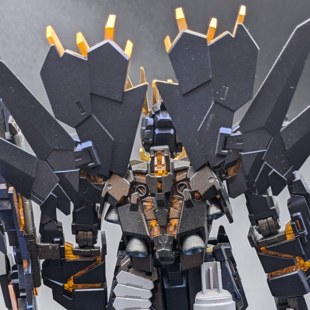 背面からのフル装備ショット。背中に展開したバインダーと角のシルエットが分かるアングルです。