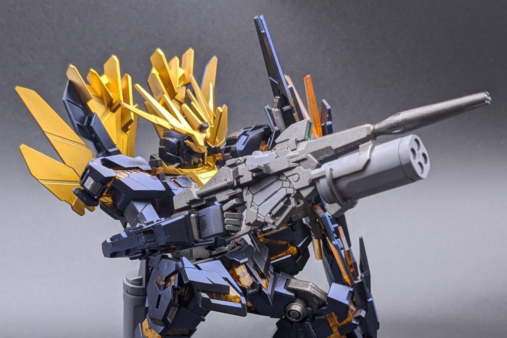 リボルビング・ランチャーを横から接写。武器本体も本体色とは別に塗り分けています。