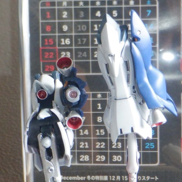 最近暑すぎません？エアコン無い部屋なので全然進みません。パーツに汗が落ちます。やっと足です。手の甲などで裏が見えても良いように改造、電気の線でそれっぽくしてみました。ブースターは大型化！色分けしたかったけどマスキングがしんどくなったので青一色にしました。右の端のパーツ太股なんですが、稼働パーツ接着したら割れました。また振り出しに戻ってしまった。( ；∀；)（3枚目）