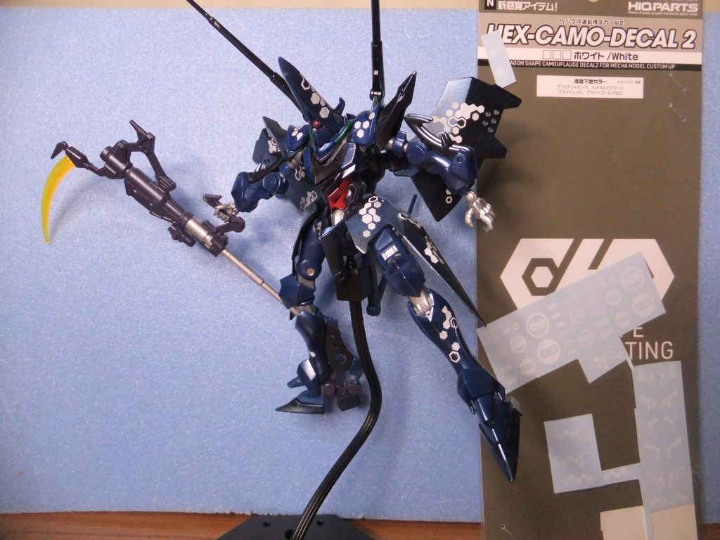 水転写デカールはハイキューパーツのヘックス迷彩（ホワイト）を貼り付け後に水性カラートップコート（光沢）で保護コーティングしています。