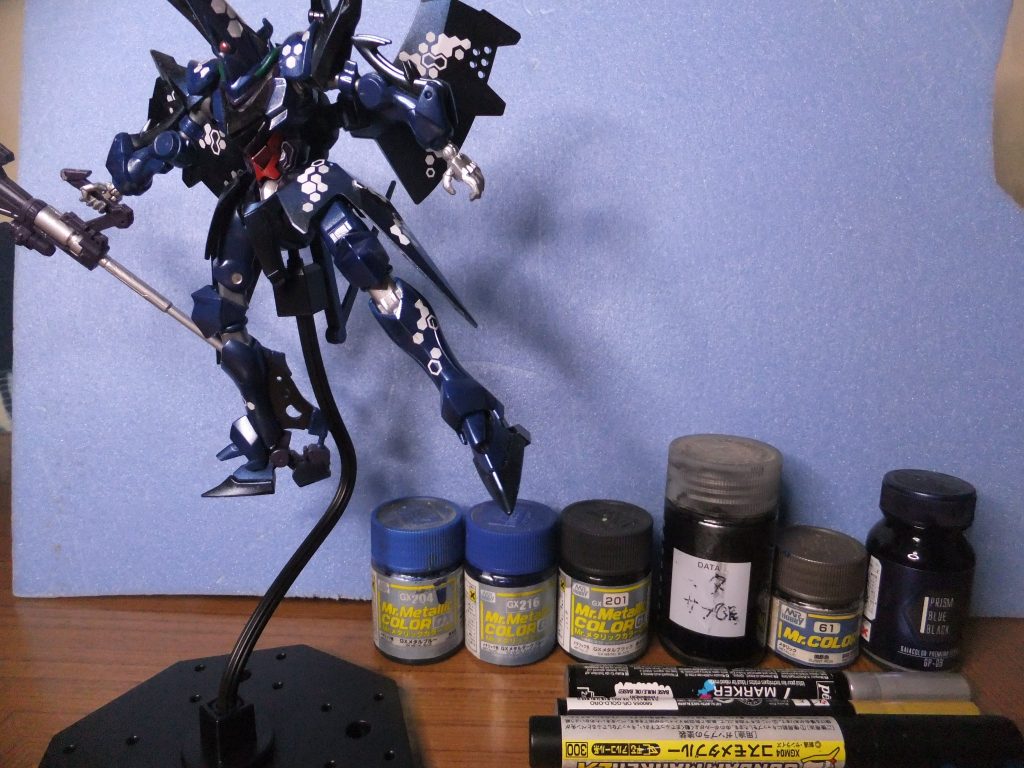 塗装はクレオスのラッカー系をエアブラシで吹き重ね。細部はアーティスト４マーカー、ガンダムカラーで塗装しています。