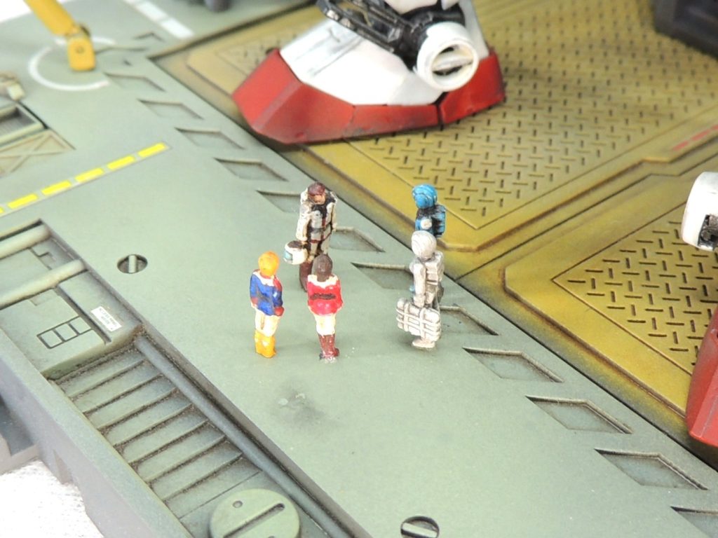 ガンダムの足元のフィギュアは、ビルダーズパーツを加工したものと、ランナーから削り出したものを使用しています。