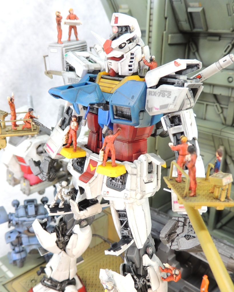 実はこのガンダムは成型色仕上げであり、全塗装はしていません。内部メカは鉄道模型のパーツやスターウォーズのプラモデルのパーツをそれらしく組み込んでいます。