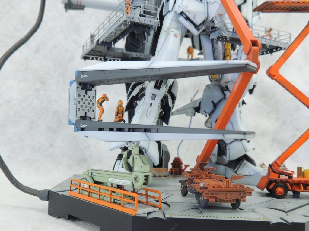 ■フィン・ファンネルのレイアウト(2/2)　νガンダム足元のファンネル固定用設備は、鉄道模型のパーツ・コトブキヤのＨジョイント、リックディアスのビーム・ピストル等から雰囲気重視の即興で製作しました。可動軸を設けており、高さを自在に調整できるようにしています。