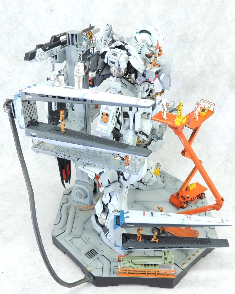 ■フィン・ファンネルのレイアウト(1/2)　フィン・ファンネルは２機製作し、１機は台座から伸びるスプリングの先端に取り付け、もう1機はνガンダムの足元に設置しました。台座から伸びるスプリングは、内部に湾曲させた真鍮線を入れており、先端をボールジョイントにしているため、ファンネルの取付け角度を変えることができます。このボールジョイントは、「RG1/144Hi-νガンダム専用ハイパー・メガ・バズーカ・ランチャー＆フィン・ファンネルディスプレイセット」のファンネル固定用透明パーツを使用しました。