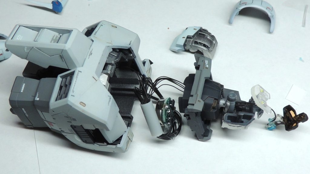 &nbsp;■電飾キットの組み込み　電飾キットの頭部への配線は、首パーツにピンバイスでφ1.5mmの穴を開けて逃がし、胴体内のスペースにスイッチ兼ボタン電池ボックスを設置しました。また、コクピットの天井にもLEDを１個入れており、1個のボタン電池で4個(頭部×3個、コクピット×1個)のLEDを取り付けています。