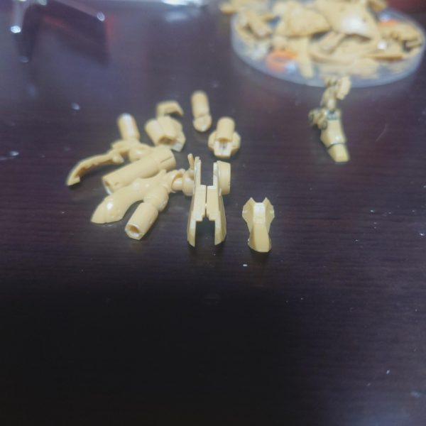 つま先、4本目の爪？はナイチン脚フレームを分割シェルフノズルHi-ν、ナイチンのプロペラントタンク、ナイチン腕装甲、百式、シルヴァバレト肩、百式サイドスカート、パラスアテネサイドスカートスネシルヴァバレト足、パラスアテネスネ、ナイチン胸部中の人の股関節延長、膝の可動、シリンダー追加（4枚目）