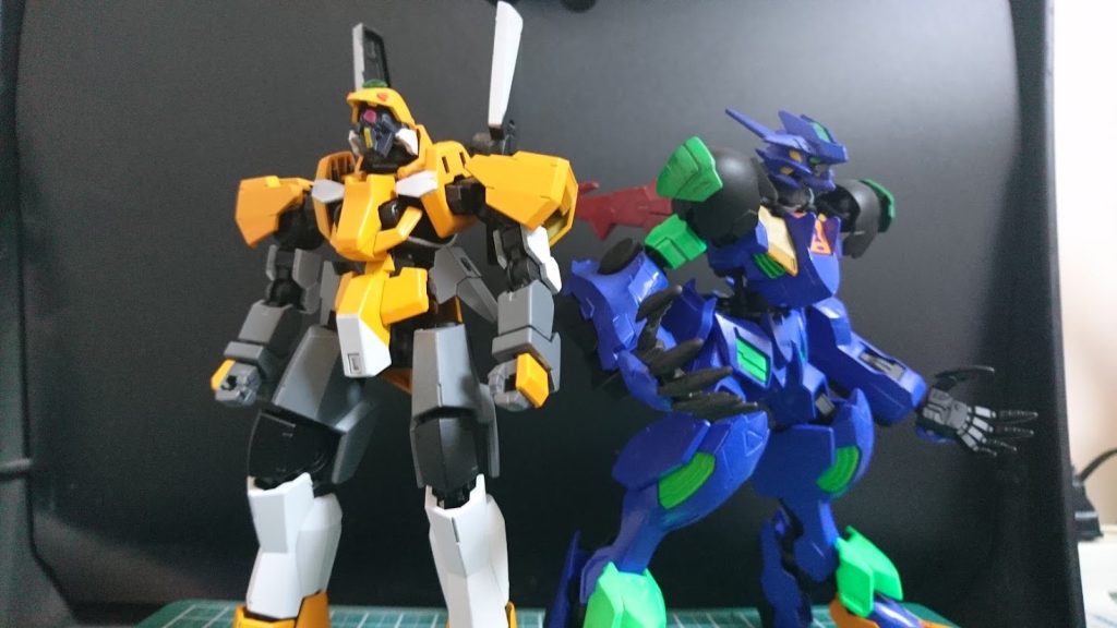 兄弟機である「グレイズ エヴァ零号機カラー」とのツーショット写真を追加しました！ 2体並べると「鉄血×エヴァ」のコラボ感がより強調されて気に入っています。 零号機カラーのグレイズについても、ぜひ以下のリンクから見ていただけると嬉しいです！&nbsp;https://gumpla.jp/hg/7871