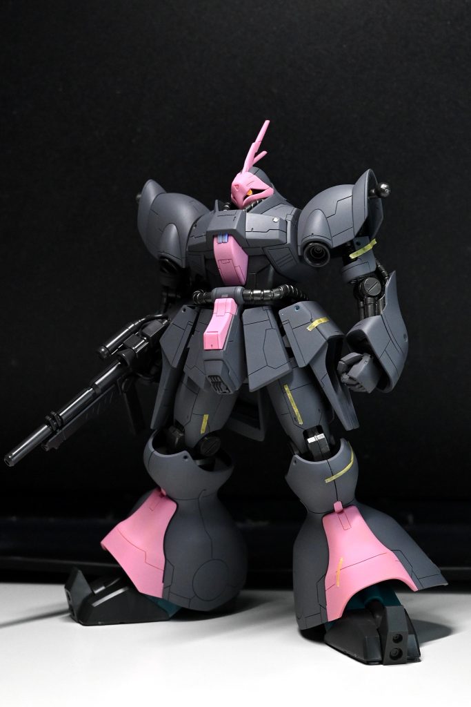 製作途中のサフ画像。リッチゴールドの下地はピンクにしています。その甲斐もあって、ゴールド部分はわずかにピンク味のある光り方をしてくれたり、表情の違いを楽しめています。
