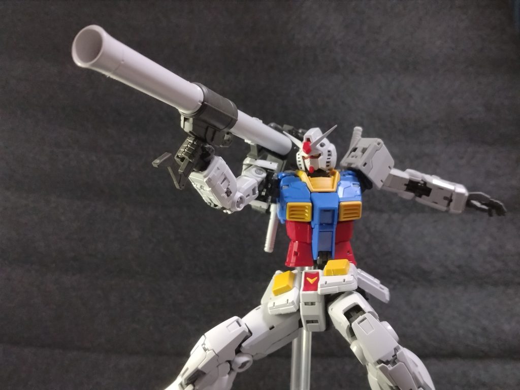 サーベルラックが可動するのでバズーカが構えやすいですね。HGもサーベルが折れそうでヒヤヒヤしてたので、安心して動かせます