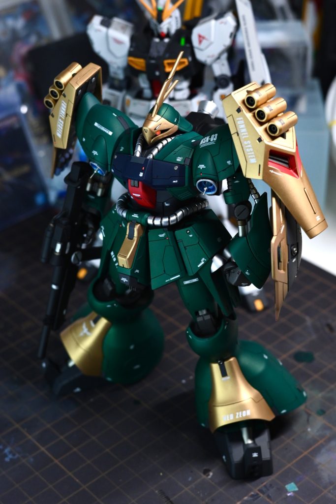 卓上で撮影、以前製作したegのニューガンダムを添えて。