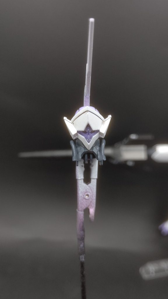 分かりにくいんですが、フェイスパーツの内部にガンダムフェイスを内蔵してます。つまりこれはガンダムです。