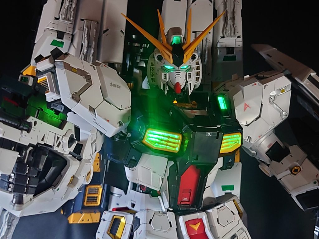 あ、サイコフレームの光が…(見えないですがコクピット内部も眩しいです)