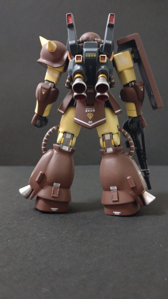バックパックもジャンク品のマークIIの物を加工して取り付けました。腰の動力パイプはバックパックに穴を空け差し込んであります。
