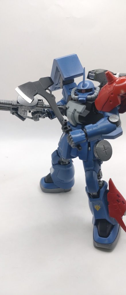 左肩のショルダーアーマーはデイジーオーガ？と言うプラモから拝借。プラサポを仕込んで装着可能に。左肩は炎のさだめに誓って赤く塗装。手斧は以前作ったグレイズの余り物。