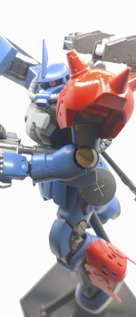ショルダータックル。パイプで腰が回らないからなんかマヌケ。