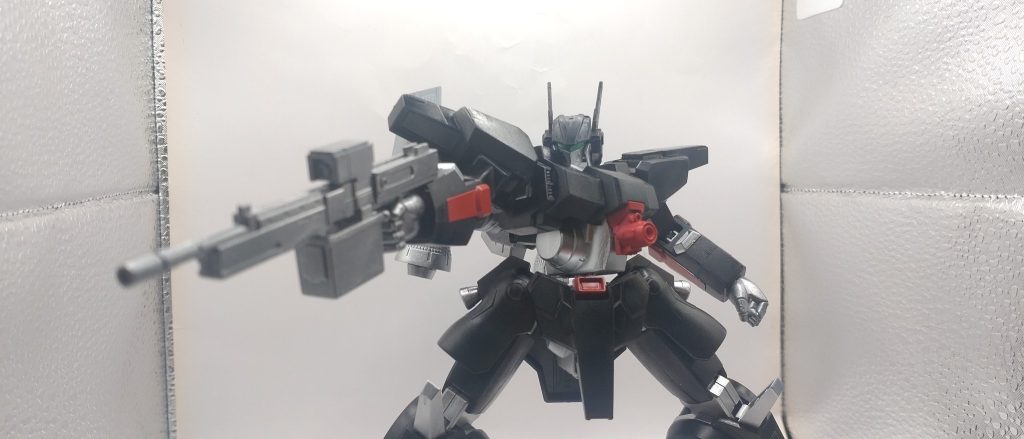 携行武器としてボックス・ビーム・ライフルを装備。弾倉にあたる部分はEパックとなっていて、ガンダムMk2に採用されている物の倍以上の容量を誇る。ライフル自体の威力は標準的ではあるが、パックの携行数を減らせる為、ペイロードに若干ではあるが余裕を持たせることができる。